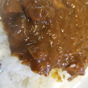 レトルトカレーにトマトソースでバターチキンカレー